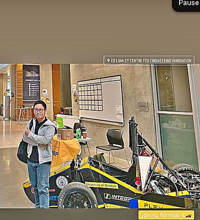 Đứng cạnh xe đua Formula SAE.