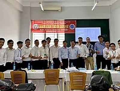 Tập thể lớp học nghề ô tô.