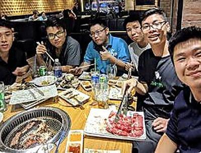 Bàn lẩu dài với học viên.