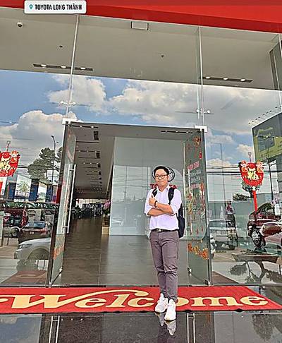 Trước showroom Toyota Long Thành.